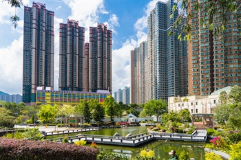 Hang Hau Man Kuk Lane Park is located in Tseung Kwan O. With an area of about 1.9 hectares, the park provides a Chinese-style garden with waterfall and pavilions, covered plaza and other amenities. Situated at a convenient location adjacent to Hang Hau MTR station, the park is well used by residents nearby as they commute daily through town.